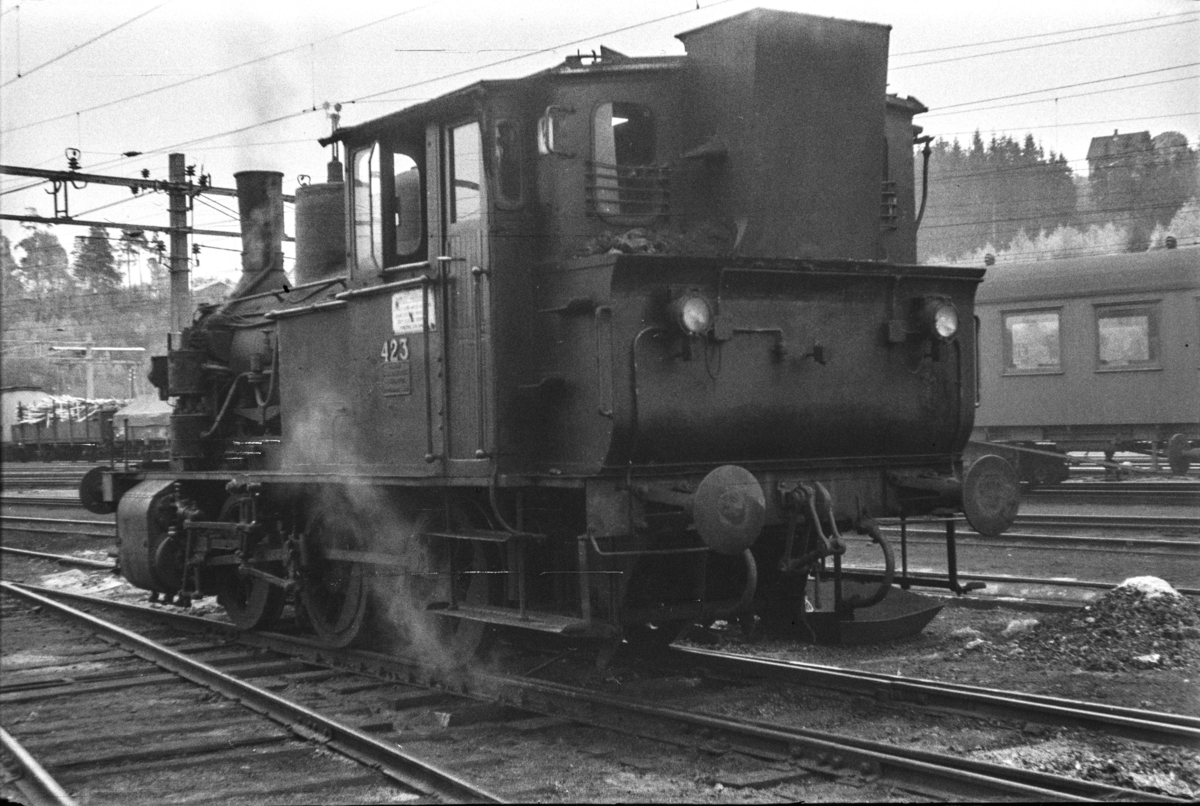 Damplokomotiv type 25d nr. 423 i skiftetjeneste på Hønefoss stasjon.