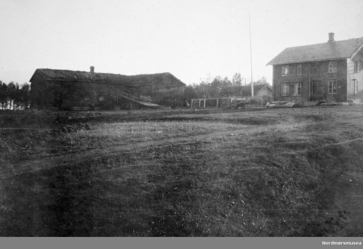 Gårdsbruk. Et bilde fra en samling fotografier med bureisingsfelt i Norge. Originalmaterialet tilhører Norsk myrmuseum i Smøla kommune. Fra Nordmøre museums fotosamlinger.