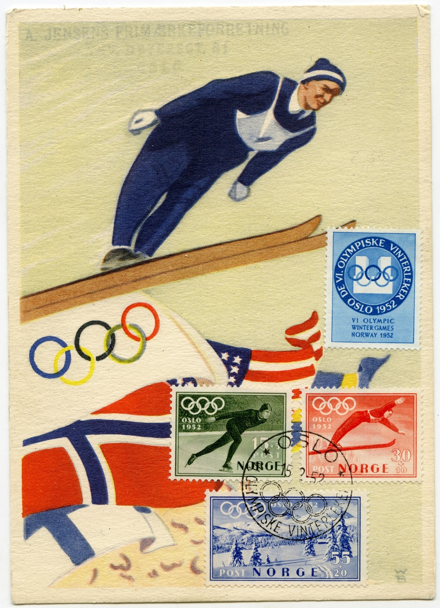Tre frimerker og ett klistremerke på postkort med tegning av en skihopper. Det norske flagg med flere andre flagg i bakgrunnen vises i nedre del av kortet. De tre frimerkene (et grønt med tegning av en skøyteløper, et rødt med skihopper og et blått med fjell- og vinterlandskap) er plassert nederst i høyre hjørne. Frimerkene er stemplet den 15.2.1952.