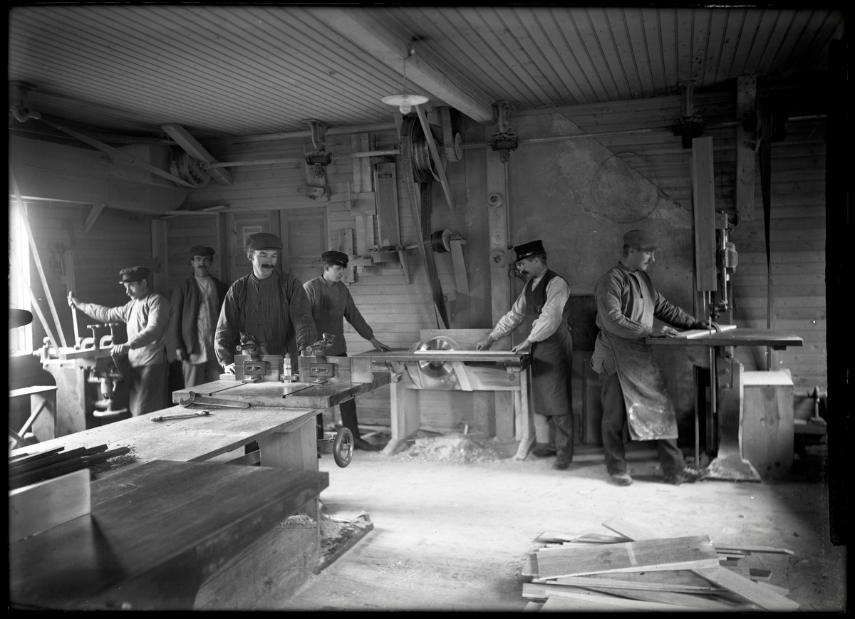 Arbetare i en snickerifabrik i Tibro