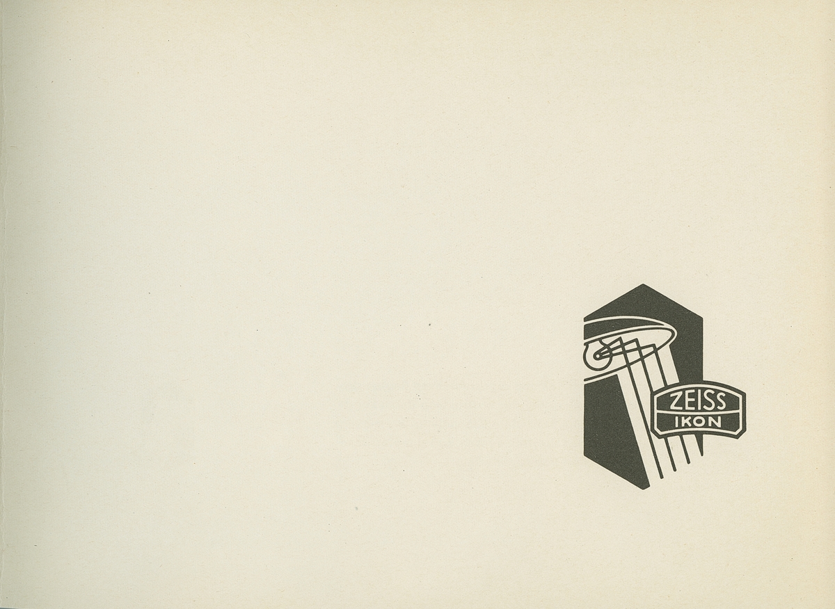 Försättsblad i boken "Zeiss Spiegellicht System Zeiss-Wiscott in der Architektur : eine Sammlung durchgeführter Beleuchtungsanlagen". Boken gavs ut av Berlin-Zehlendorf : Zeiss Ikon A.G., Goerzwerk, 1937.