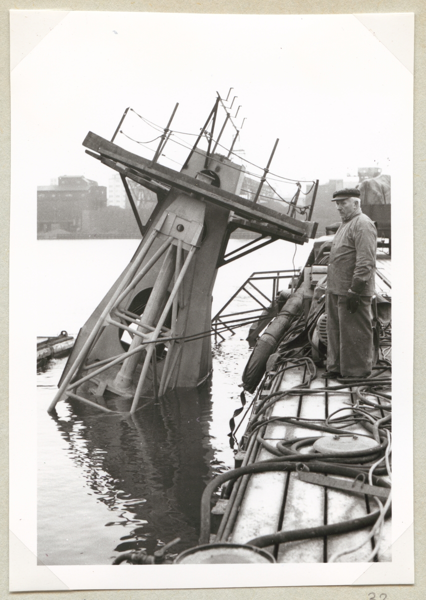 Samma dag då Bävern sjösattes. sjönk Illern vid slipbron. Dagen efter betraktar grovarbetaren Johan Andersson förödelsen med tydlig medkänsla.
1958-02-04