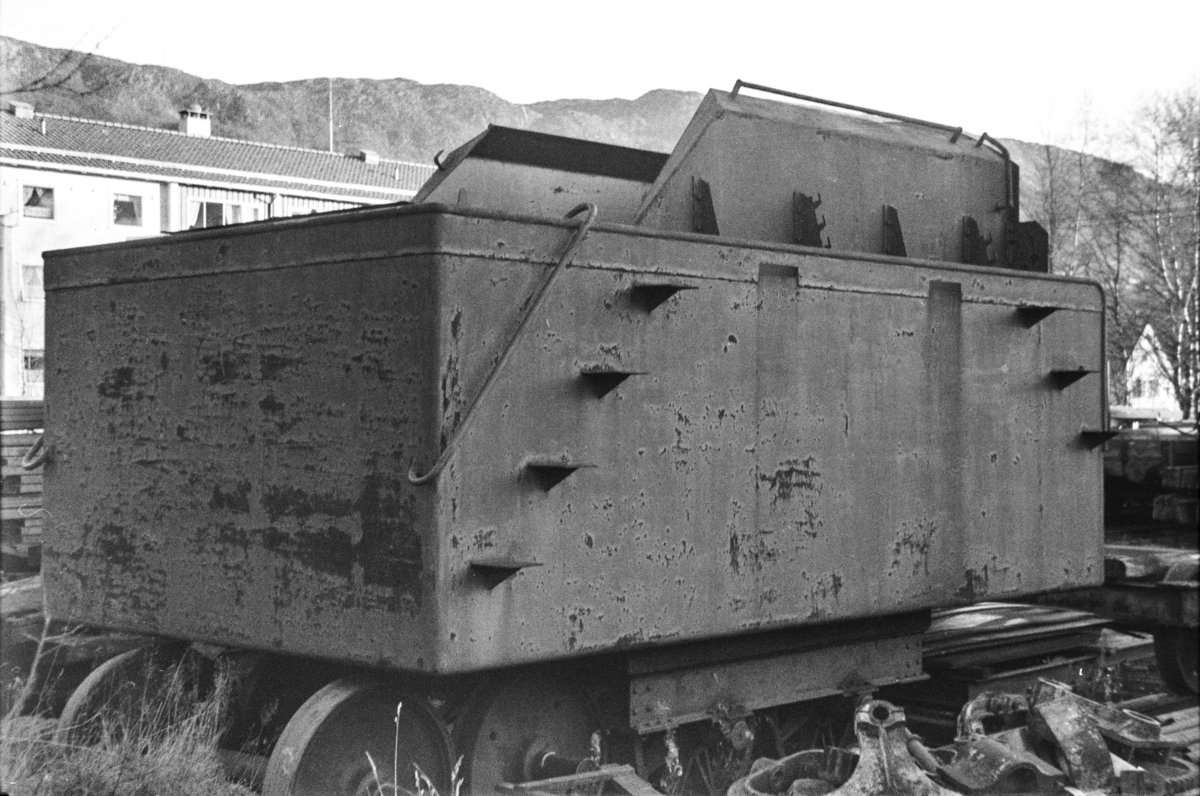Tenderen til ttrangert damplokomotiv type 39a på Kronstad verksted ved Bergen.