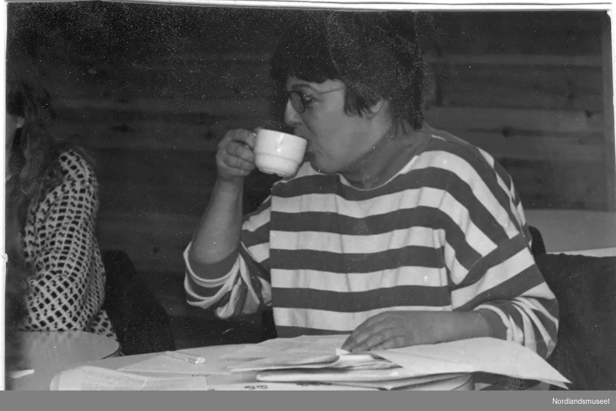 Gildeskål. Kjøpstad. Øving til vandrespillet "Øyr-Per" 11.11.1992 på Skolehuset, Kjøpstad. Her Aina Myrvoll. Skålsvik. Hun var suflør i stykket.