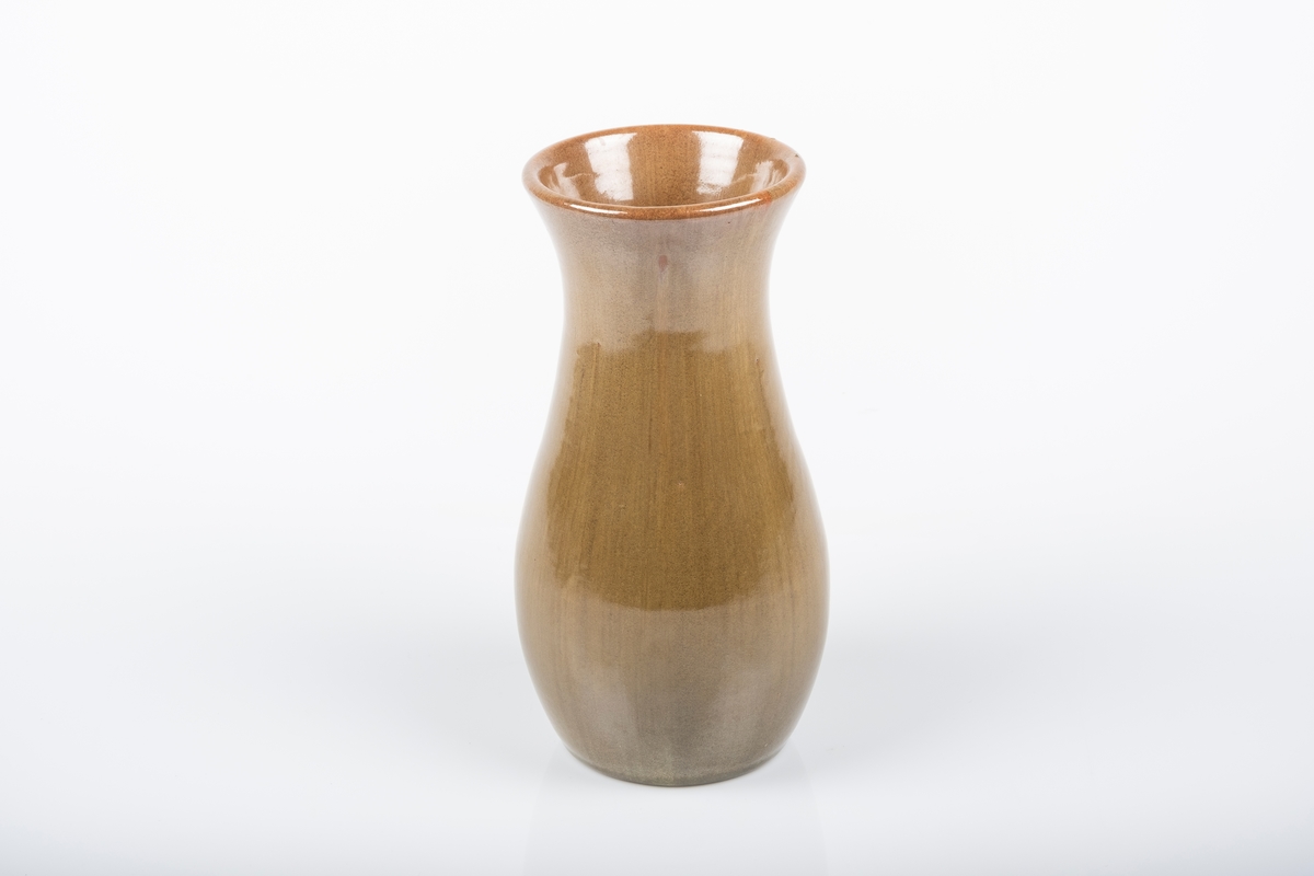Dreiet keramikkvase med smalnet hals. Vasen er smal og høy. Den er glasert med mosegrønn glasur.