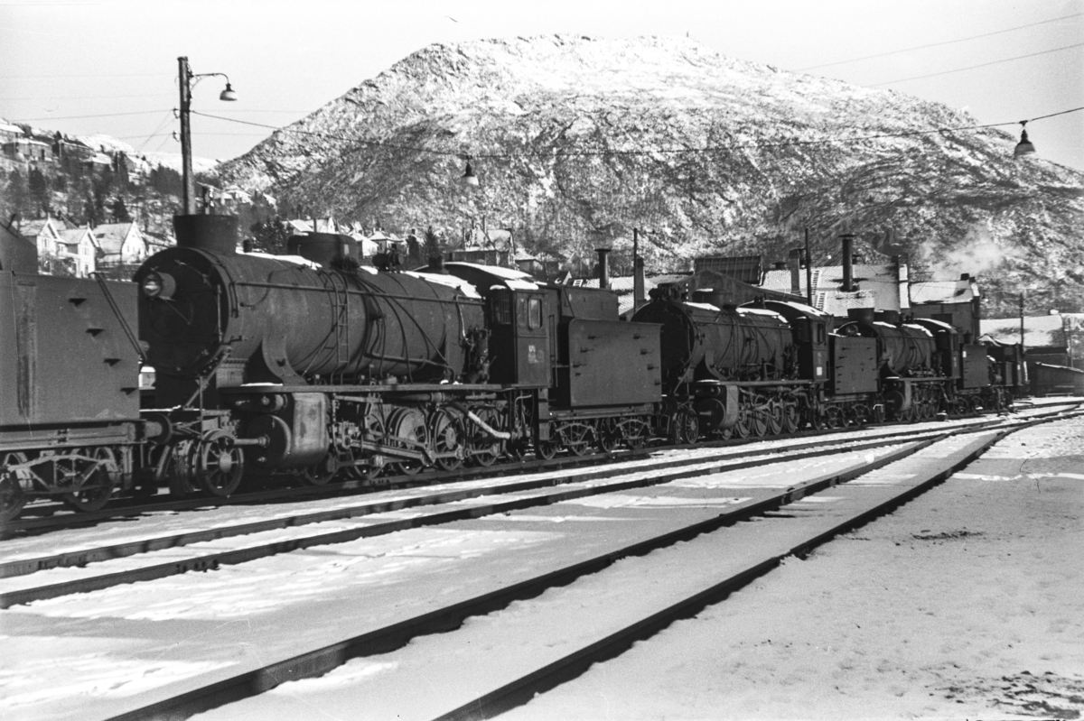 Utrangerte damplokomotiver type 39a på Bergen stasjon, fra venstre nr. 166 (tenderen), 170, 168 og 309. Helt til høyre type 25d nr. 425.