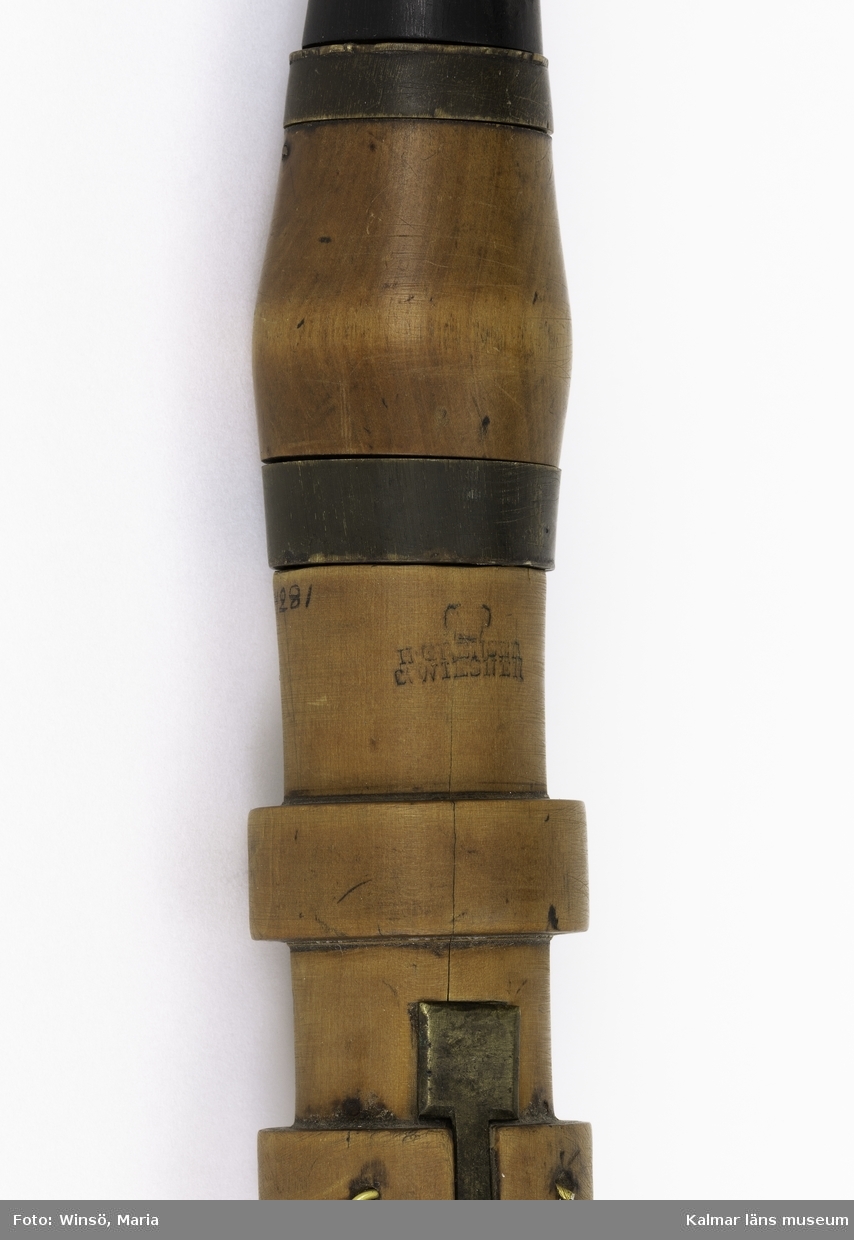 KLM 14281 Klarinett, av trä, möjligen buxbum. Med 7 hål och 5 klaffar. Munstycket defekt. Signerad, H. Grenser, C. Wiesner.