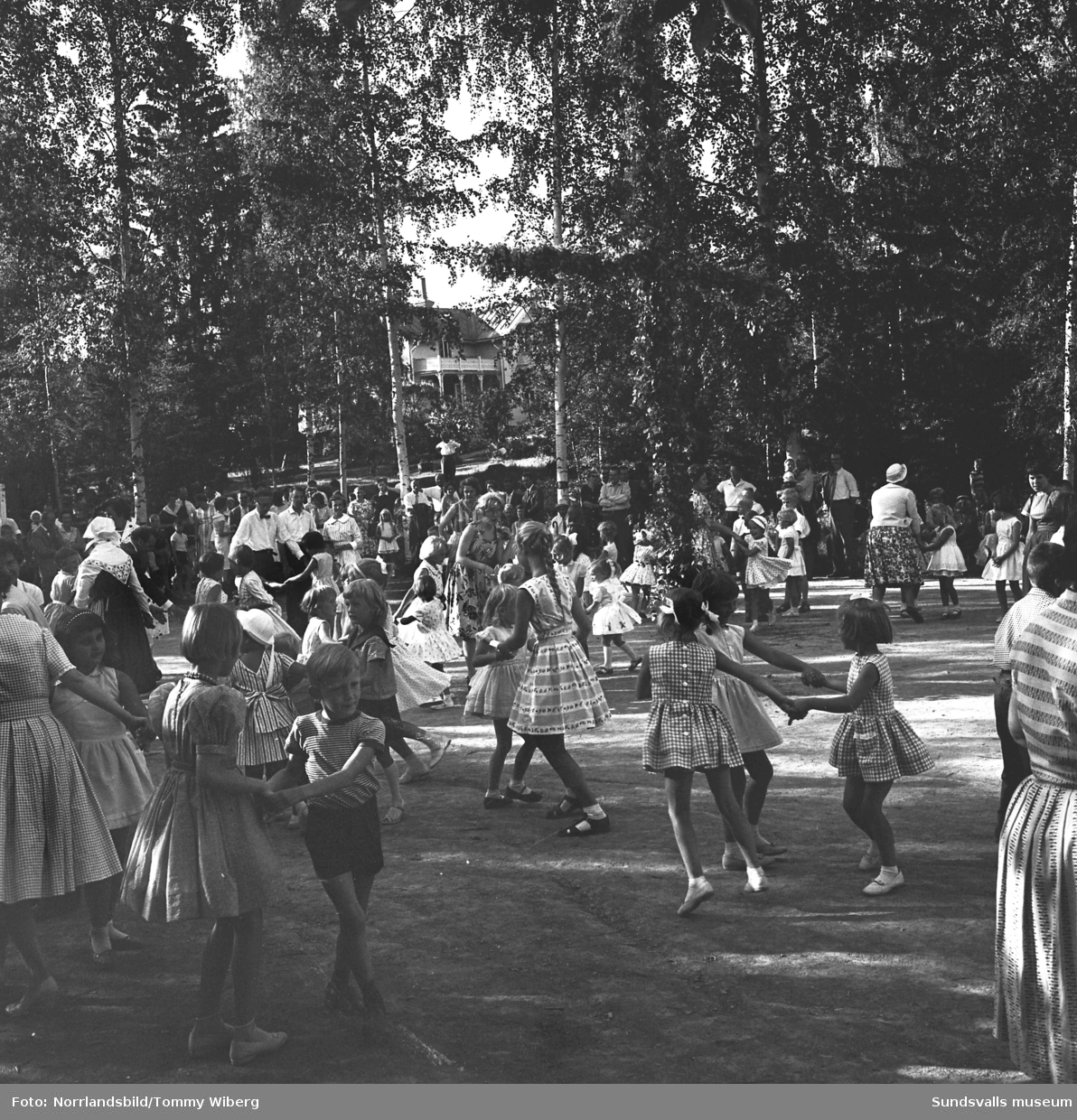 Midsommarfirande med dans och lekar vid Granli, Petersvik.