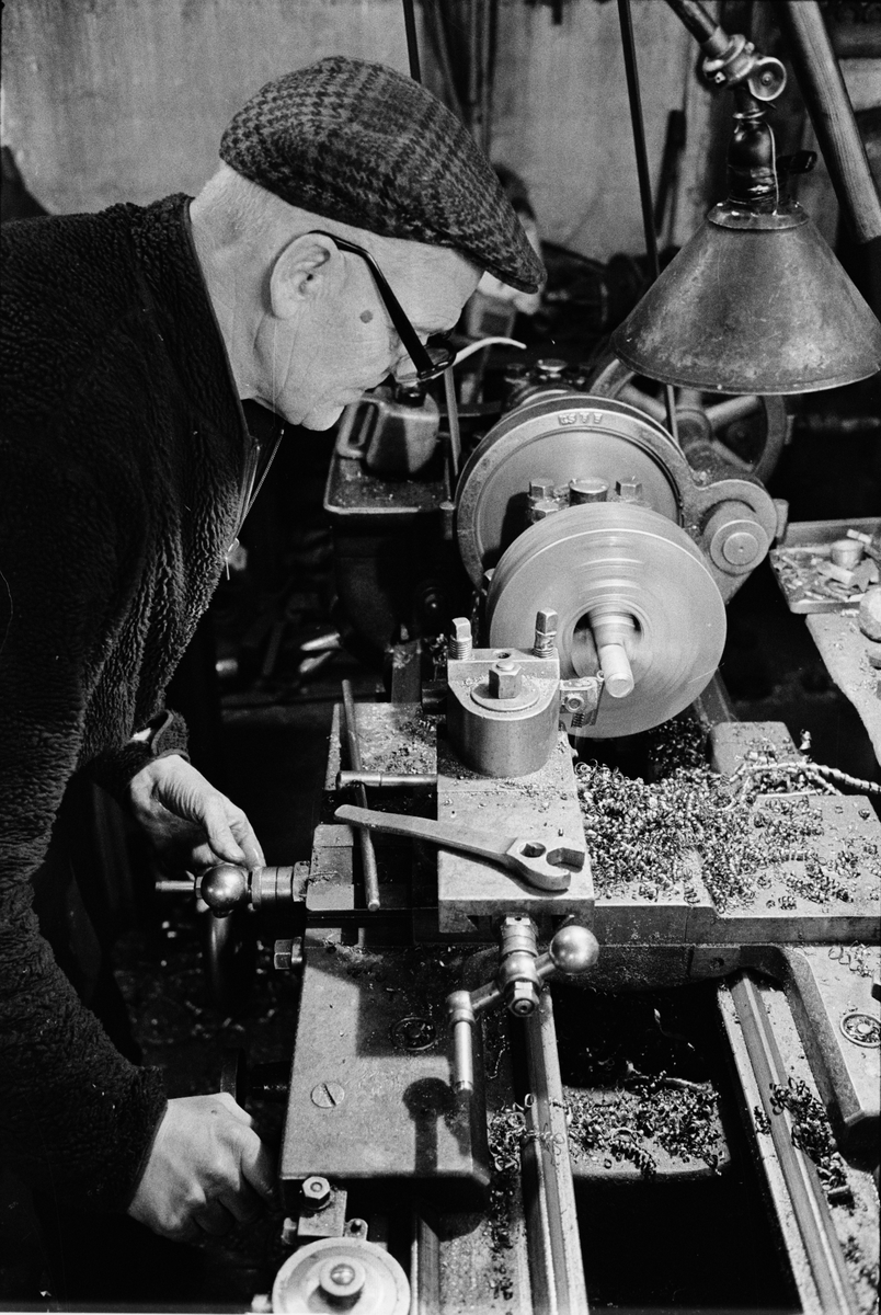 Fabrikör Karl-Gustav Johansson arbetar vid lilla svarven, Enköpings Kvarnstensfabrik, Bangårdsgatan 13, Enköping, Uppland 1984