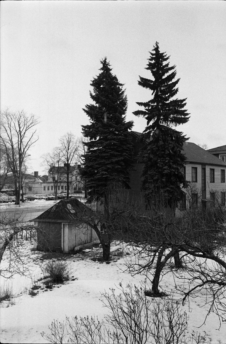 Utsikt från köksfönster, övre våningen, Enköpings Kvarnstensfabrik, Bangårdsgatan 13, Enköping, Uppland 1984