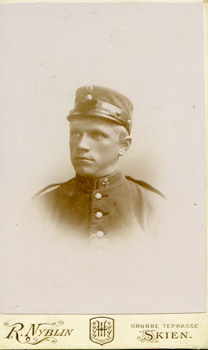 Portrett av en ukjent ung mann i militæruniform.