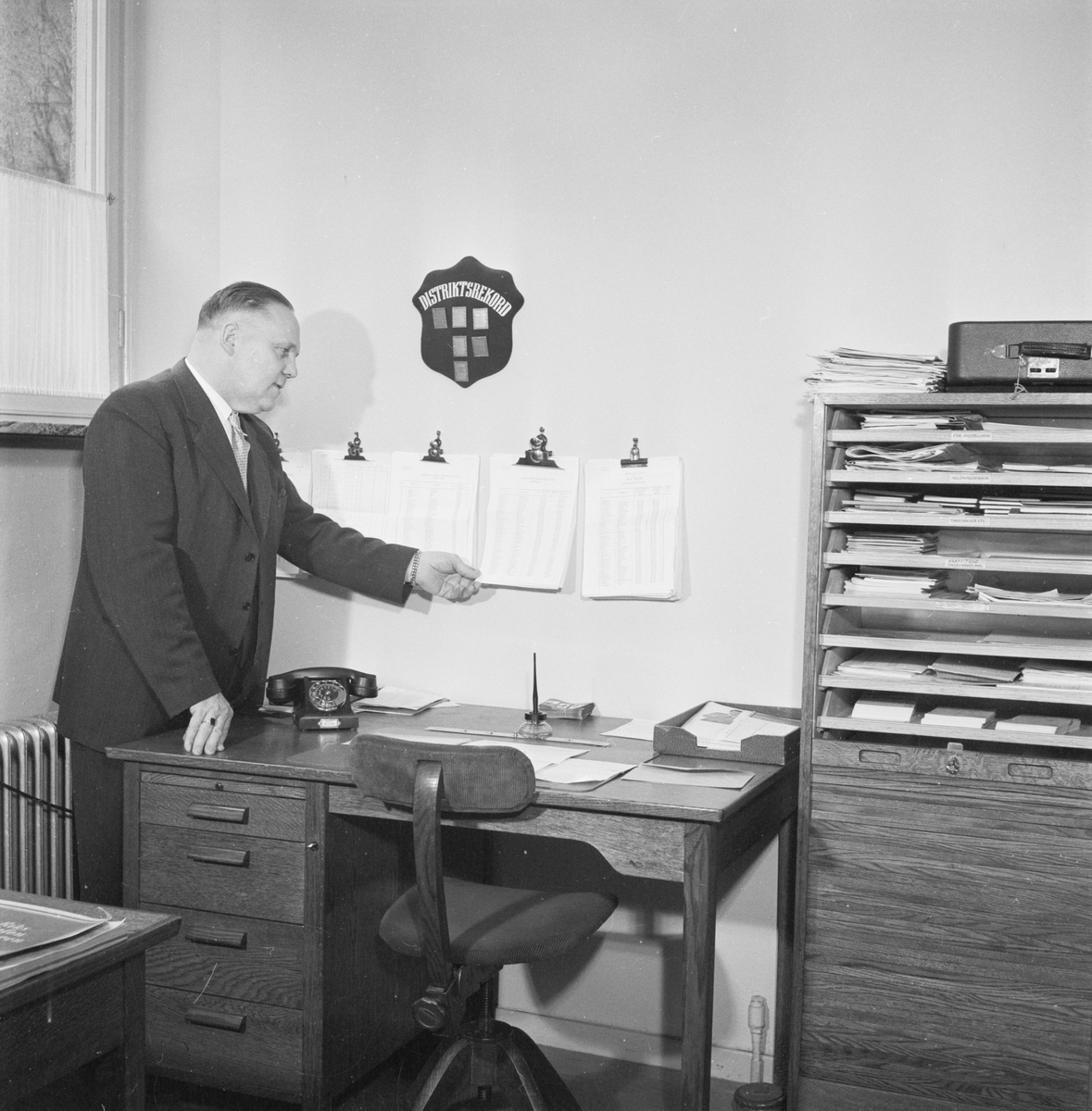 Man på kontor, Trygg-Fylgia, Uppsala, mars 1952