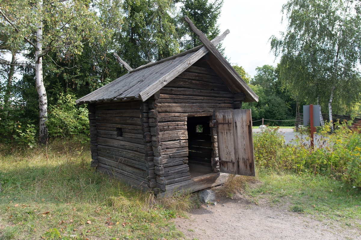 Lekstugan på Älvrosgården är timrad i en våning. Lekstugan har sadeltak; ett sågat brädtak.

Lekstugan flyttades till Skansen 1915 från byn Remmen, Älvros socken, Härjedalen.