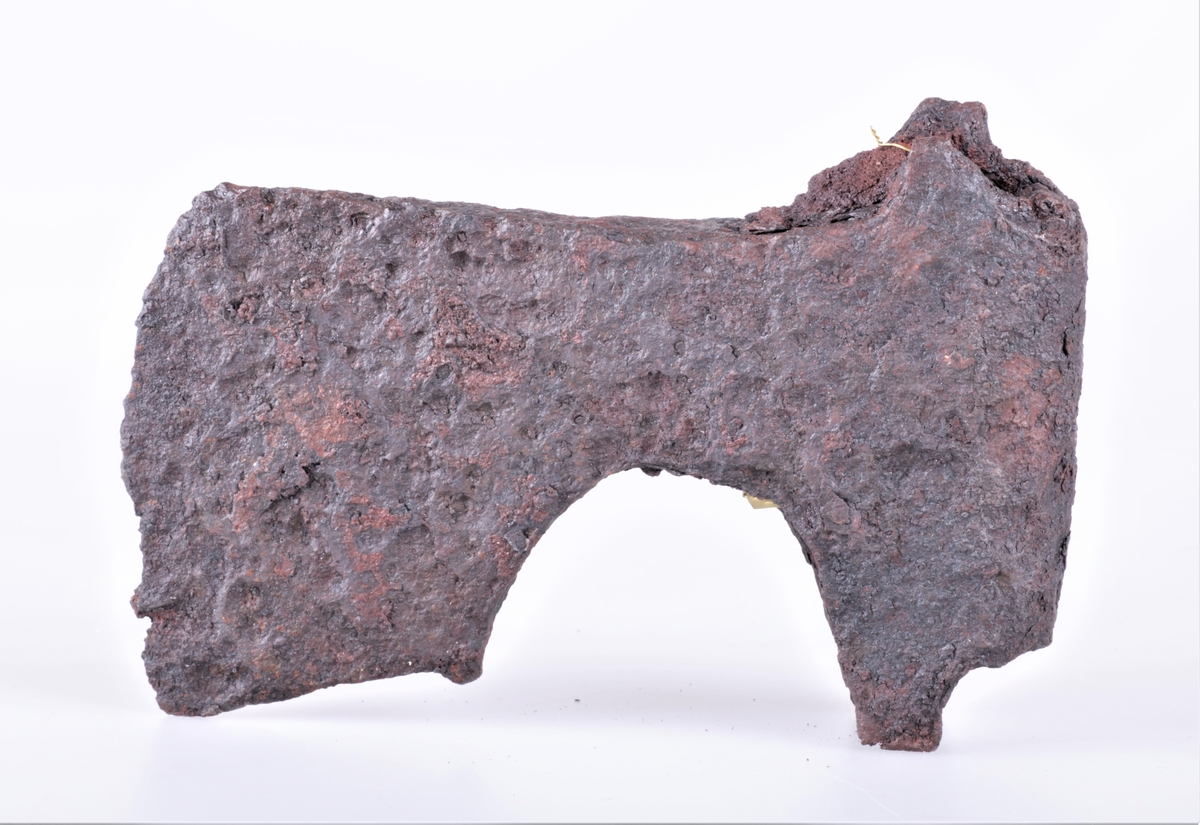 Øks av jern fra middelalder