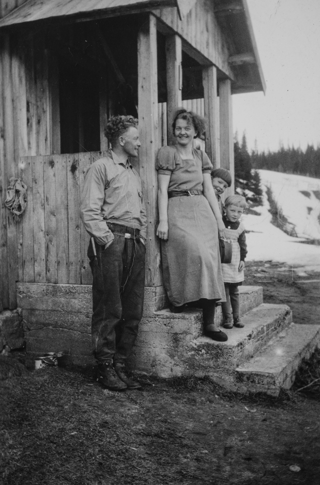 Ingebjørg og Olav Holmen med to barn, på Storforsen i Grane.