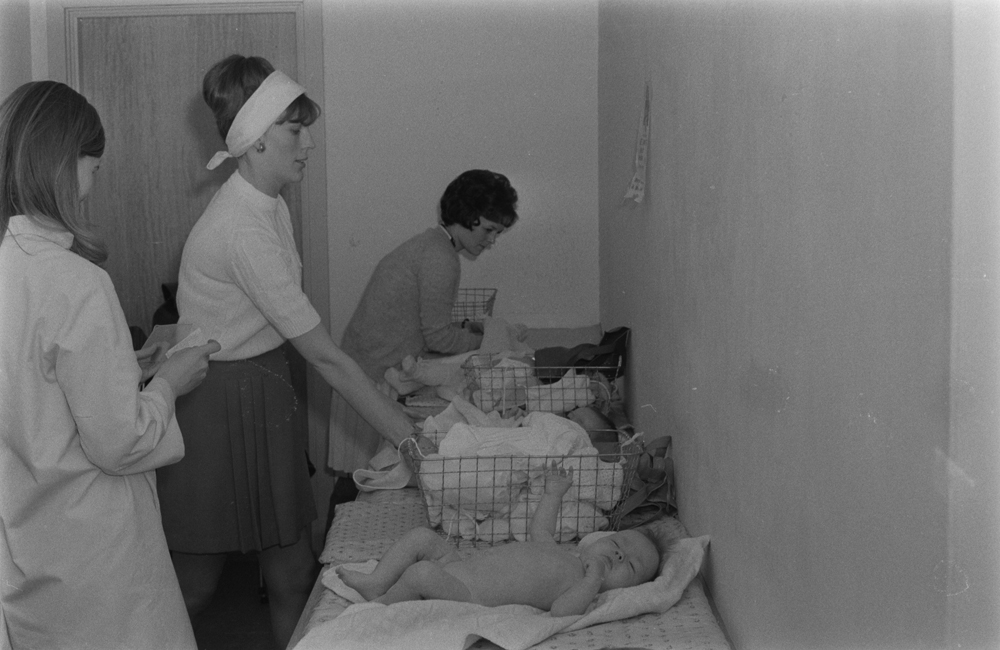 Spedbarnskontroll i Mosjøen i 1971. Barn og mødre.