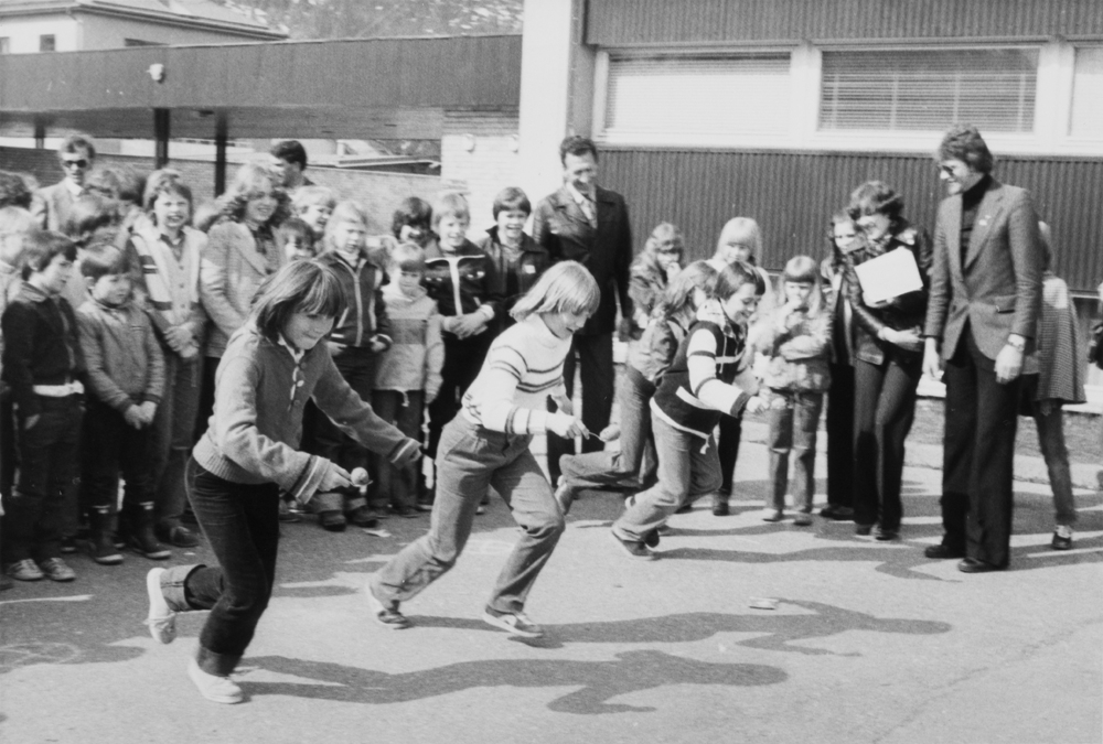 1.Mai i Mosjøen, fra gymnasplassen. Konkurranser, barn som løper. -#N ...