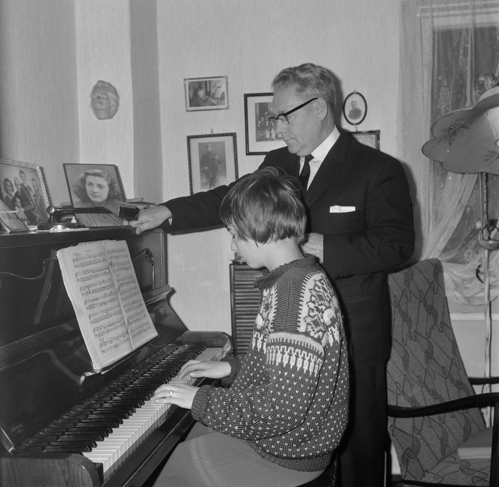 Pianolærer Arvid Tverå med elev.