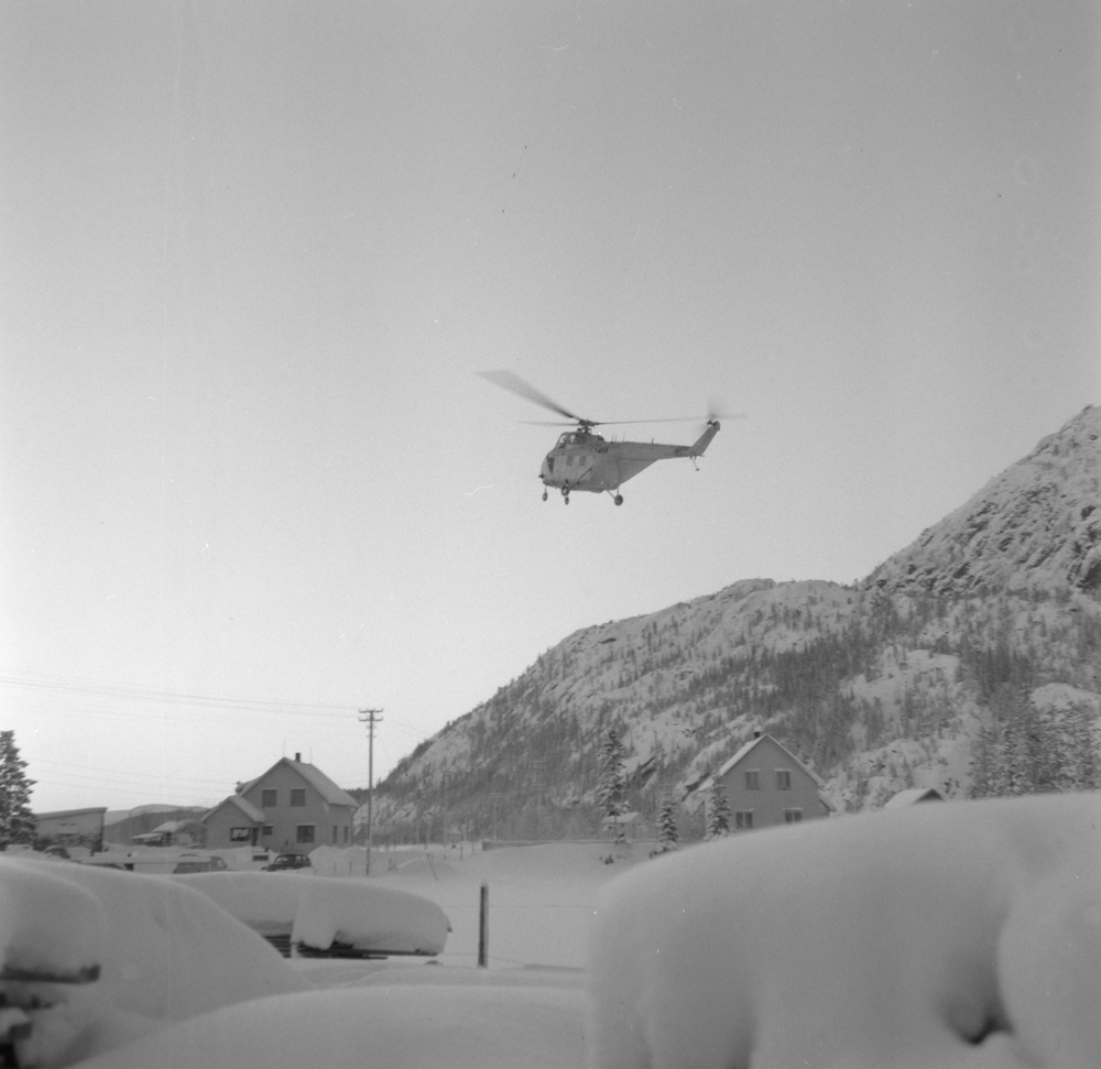 Helikopter/Redningshelikopter av typen Sikorsky H-19D, over hustakene på Daneljordet? Øya.