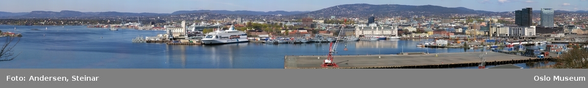 Panorama, byprospekt, utsikt, fjord, byggevirksomhet, havn, skip, båt, Akershus Festning, Rådhuset, containere, kran