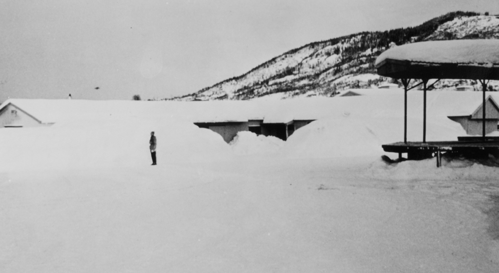 Utenfor Vefsn Meieri våren 1976, mye snø.