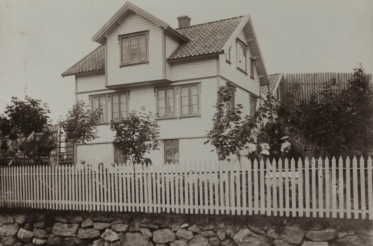 Omegnen II - Albert Saltvedts hus på gården Saltvedt like øst for bygrensen omkring 1905