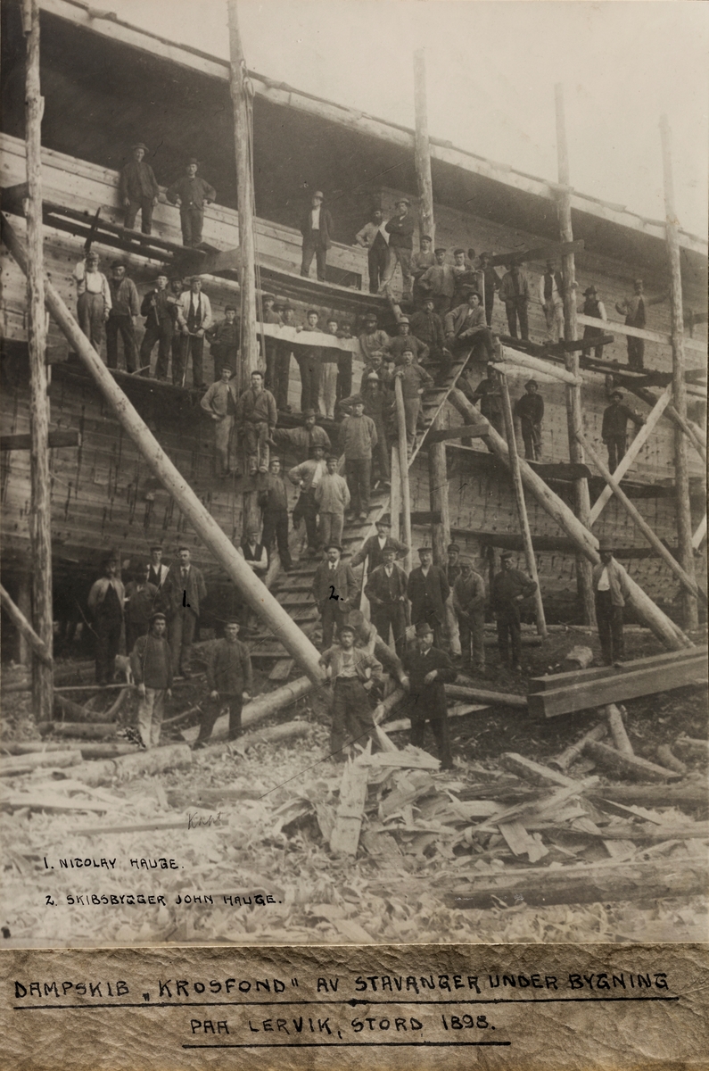 Gruppebilder - Dampskip "Krosfond" av Stavanger under bygning på Lervik, Stord 1898