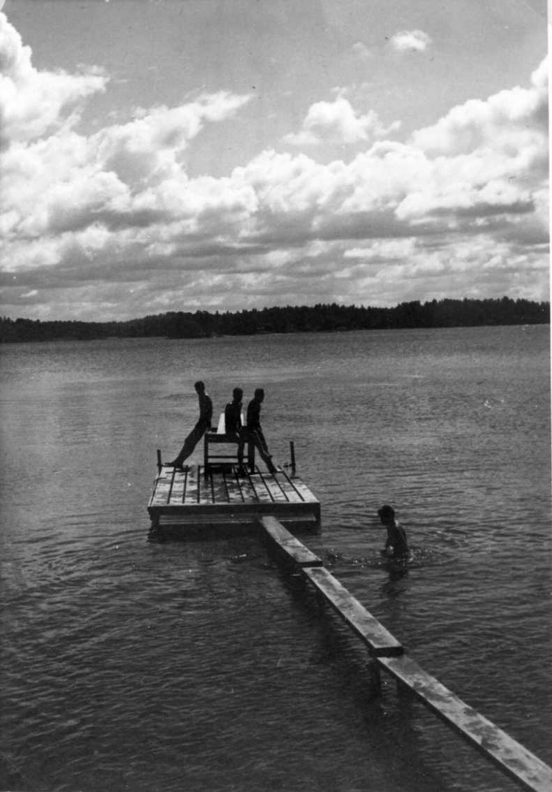 Manliga badare på flytbrygga, möjligen vid Bunnström.