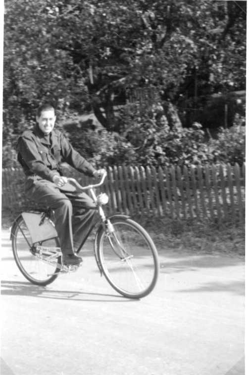 En man på cykel, troligen i Gränna.