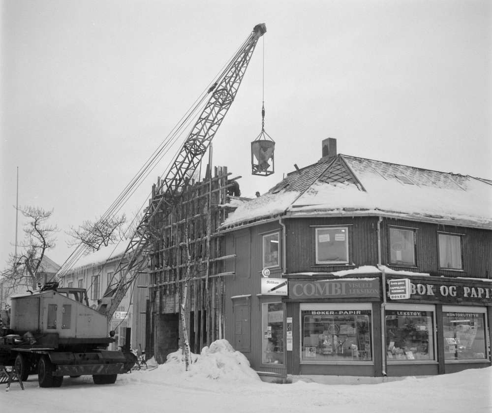 Ombygging av Joh.Petersens bokhandel etter at Hans R.Døsen flyttet den til Petter Bechsgt.6
Heisekran med betong-tobb. Menn i arbeid.