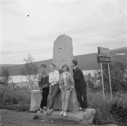 3 kvinner og en mann ved Riksgrensen mellom Norge og Sverige