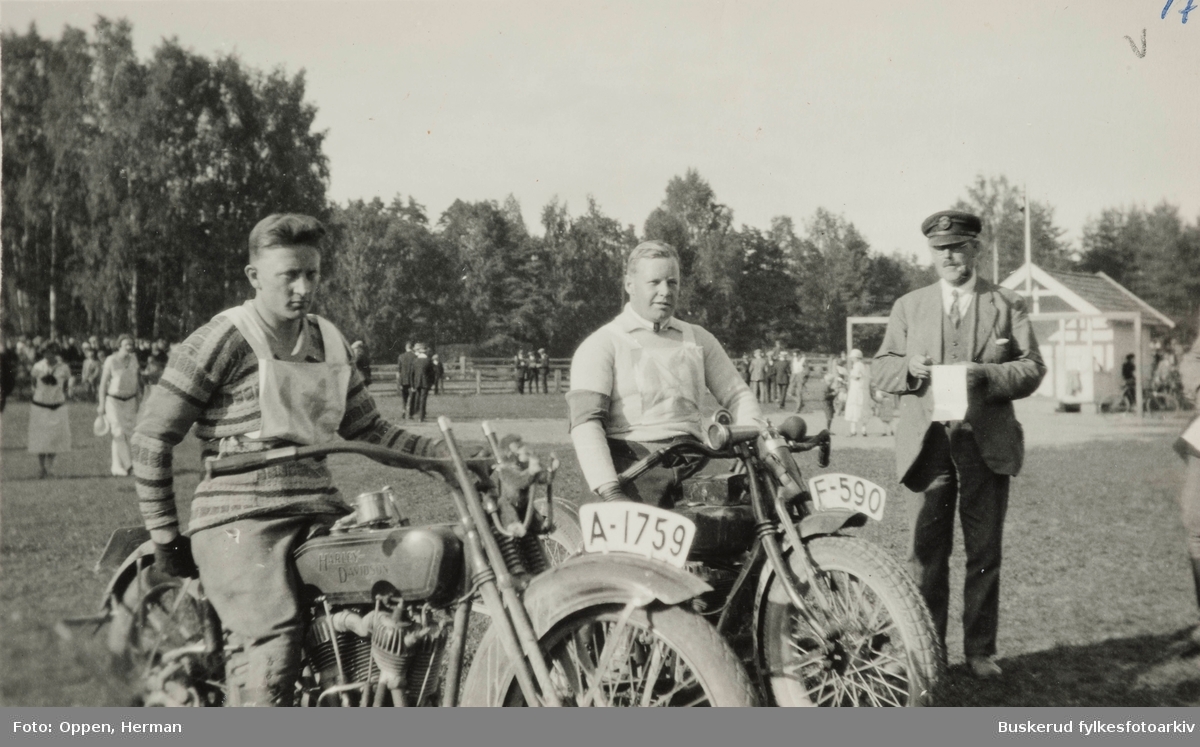 Motorsykkel race  på Benterud stadion i Hønefoss. 1924
Vinneren av løpet Jacob Hansen t.v. Harmann Oppen og G.S.Bergsund t.h.