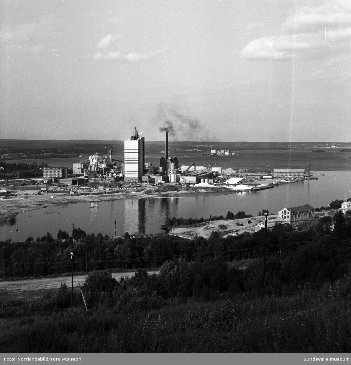 Östrandsfabriken fotograferad från Skönviksberget. Även fabriken i Vivstavarv syns på bilden.