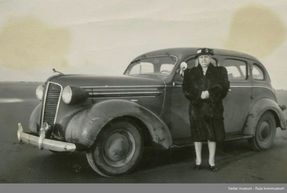 Hilja Andersson (f.Niska) med sin bil nye bil, en Dodge 1937-modell.