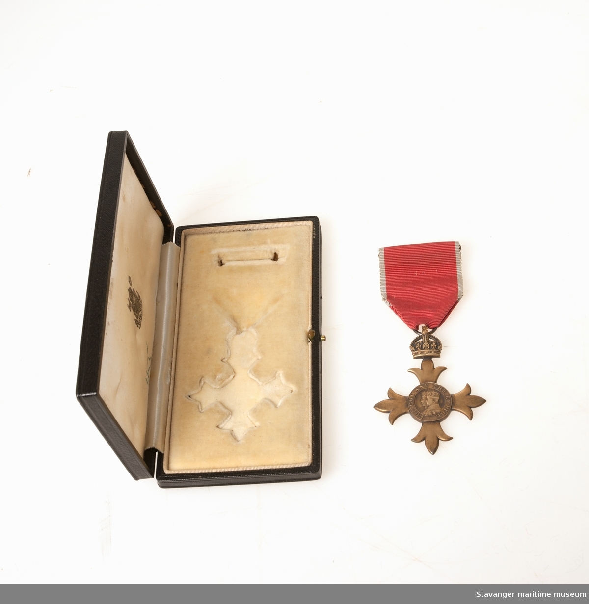 The Most Excellent Order of the British Empire, OBE medalje, i et etui sammen med et brev fra 1942 og en bruksanvisning på hvordan en skal bruke medaljen.