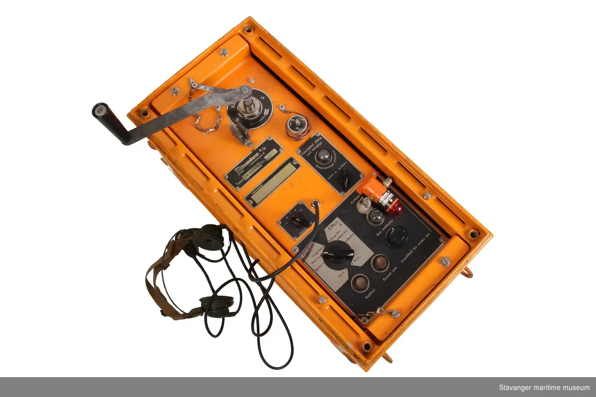 Nødradio med hånddrevet dynamo. Radioen er utstyrt med en kassedrage til å heise opp antennen.
