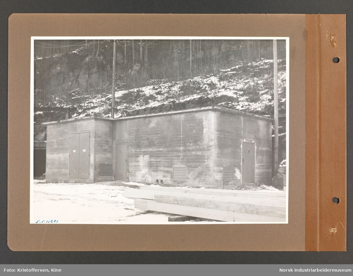 Fotoalbum med 48 sider og 46 innlimte fotografier fra Norsk Hydro på Herøya.
