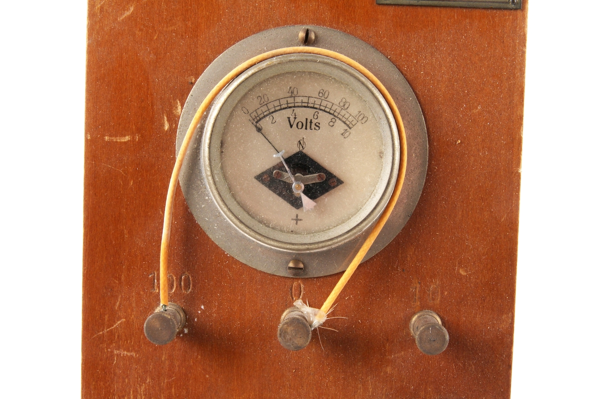 Måleapparat med både amperemeter og voltmeter.