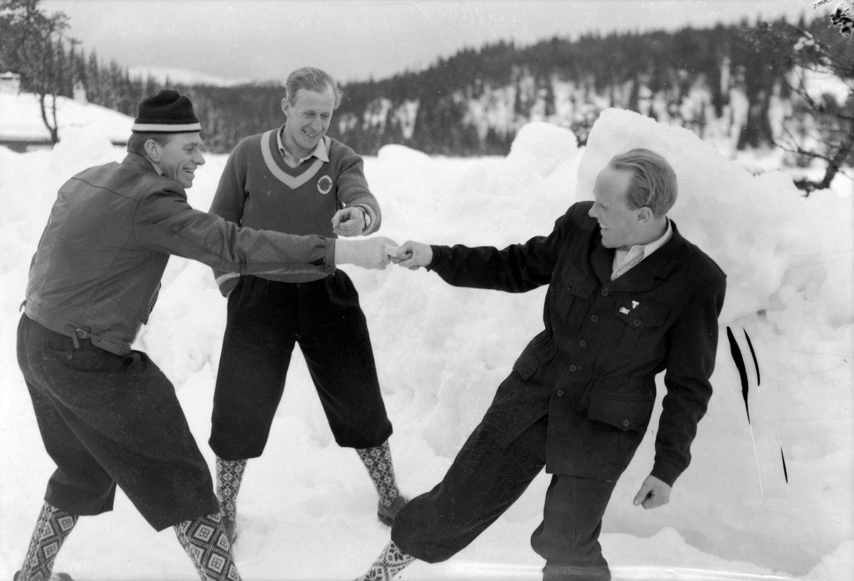 Sverre Stenersen, Håkon Brusveen og Torgeir I. Hagen (?) med flere
