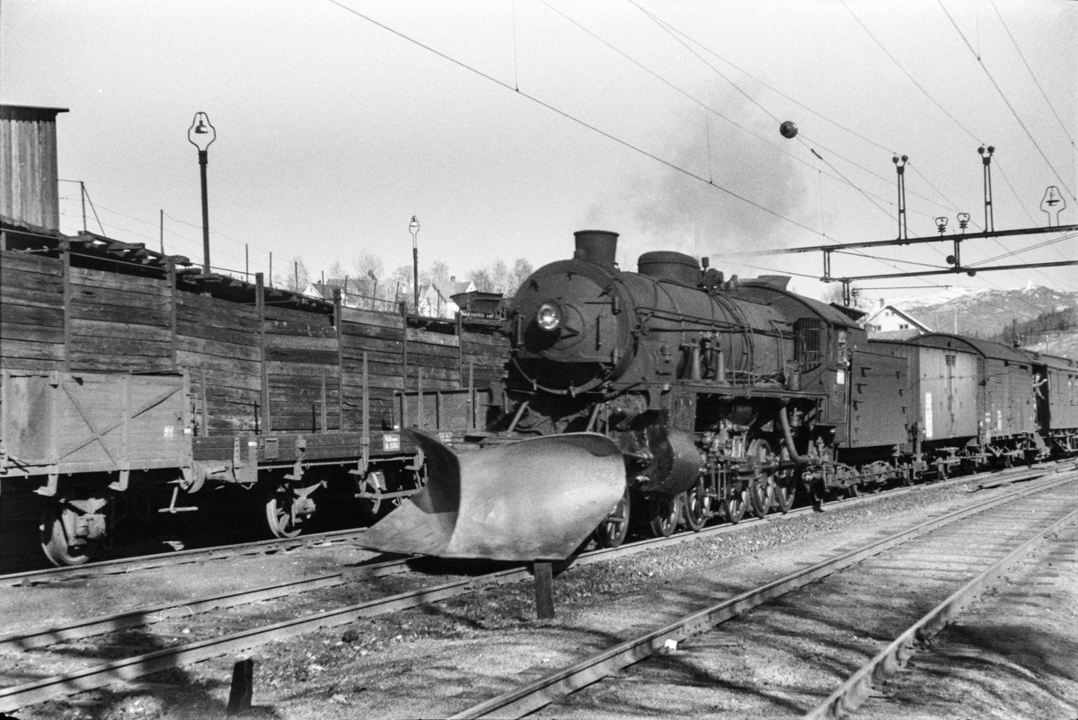 Damplokomotiv type 31b nr. 429 med ekstratog til Bergen. tog 7651, i anledning hjemreisen 2. påskedag.