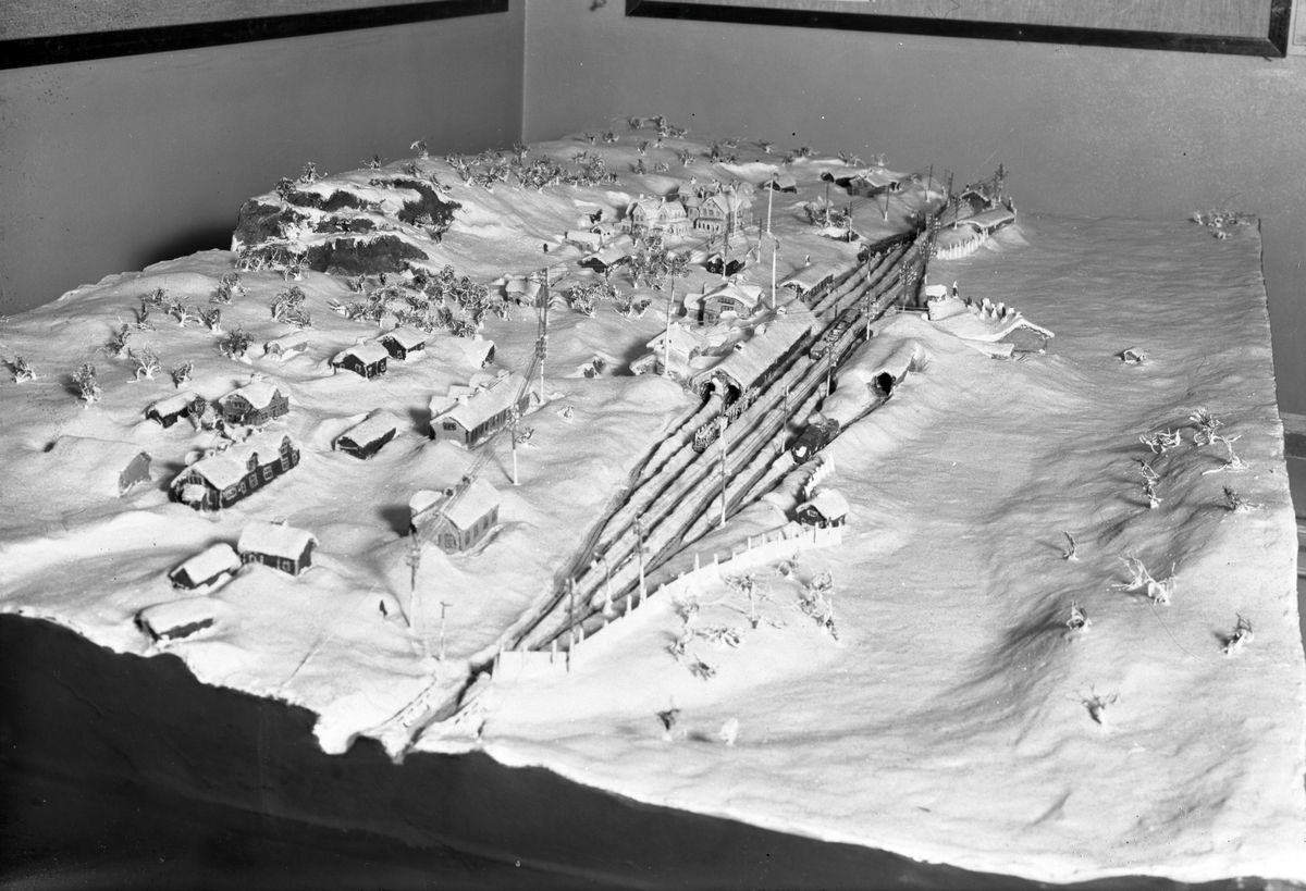Modell i skala 1:300, av Storliens station och bangårdsområde på vintern.