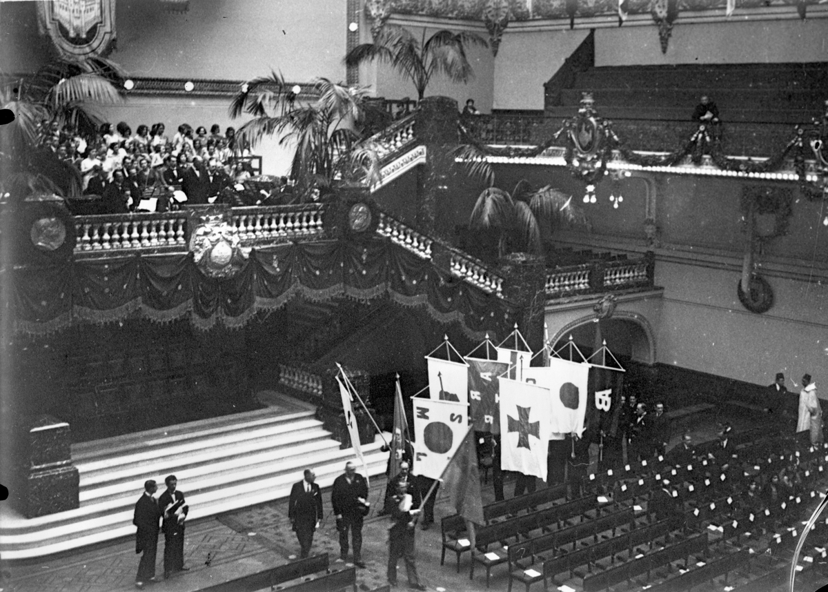 Motiv från Världsutställningen i Antwerpen 1930, troligen från en invigningsceremoni eller liknande.
Kungliga Järnvägsstyrelsen/SJ deltog i denna utställning med bl a modeller.