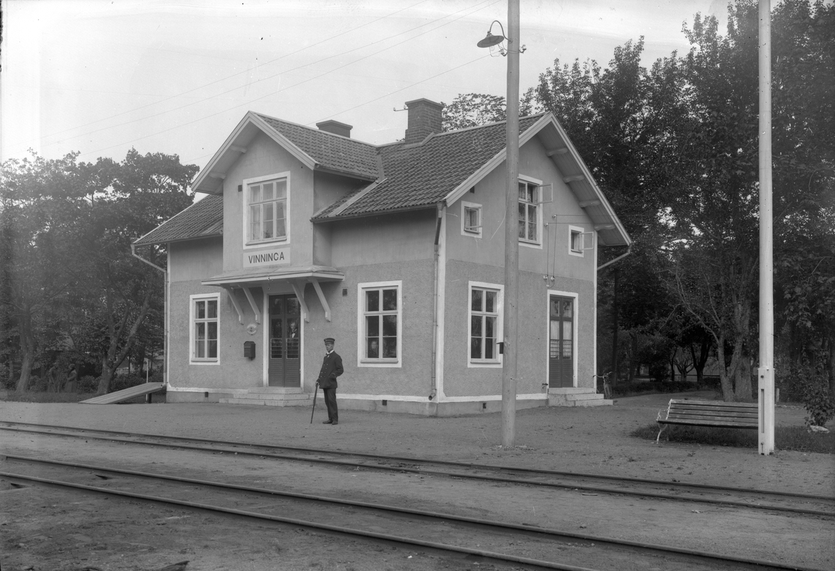 Stationen anlades 1874. Stationshuset (nu tvåvånings putsat) påbyggdes en våning 1920 och expeditionslokalen moderniserades 1940