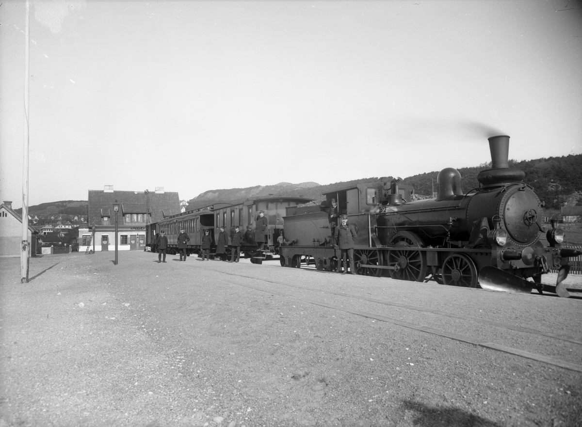 Statens Järnvägar, SJ VKBa2 479, ursprungligen Göteborg Hallands Järnväg, GHB lok 3 . Ånglok med persontåg. Loket tillverkades 1887 av Nohab. 1918 såldes till skrot i Arboga.