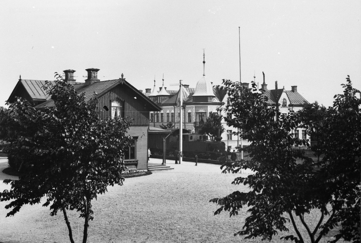 Eskilstuna Södra station, uppförd av Norra Södermanlands Järnväg, NrSlJ. NrSlJ förstatligades 1931 och stationshuset på Eskilstuna Södra station revs av SJ 1936 och byttes ut mot ett mindre.