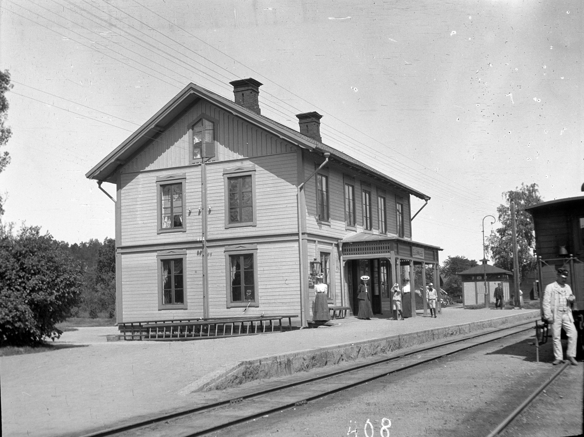 I 200 år kretsade livet i Länna kring bruket, tack vare det drogs en smalspårig järnväg ut dit 1876 från Uppsala.