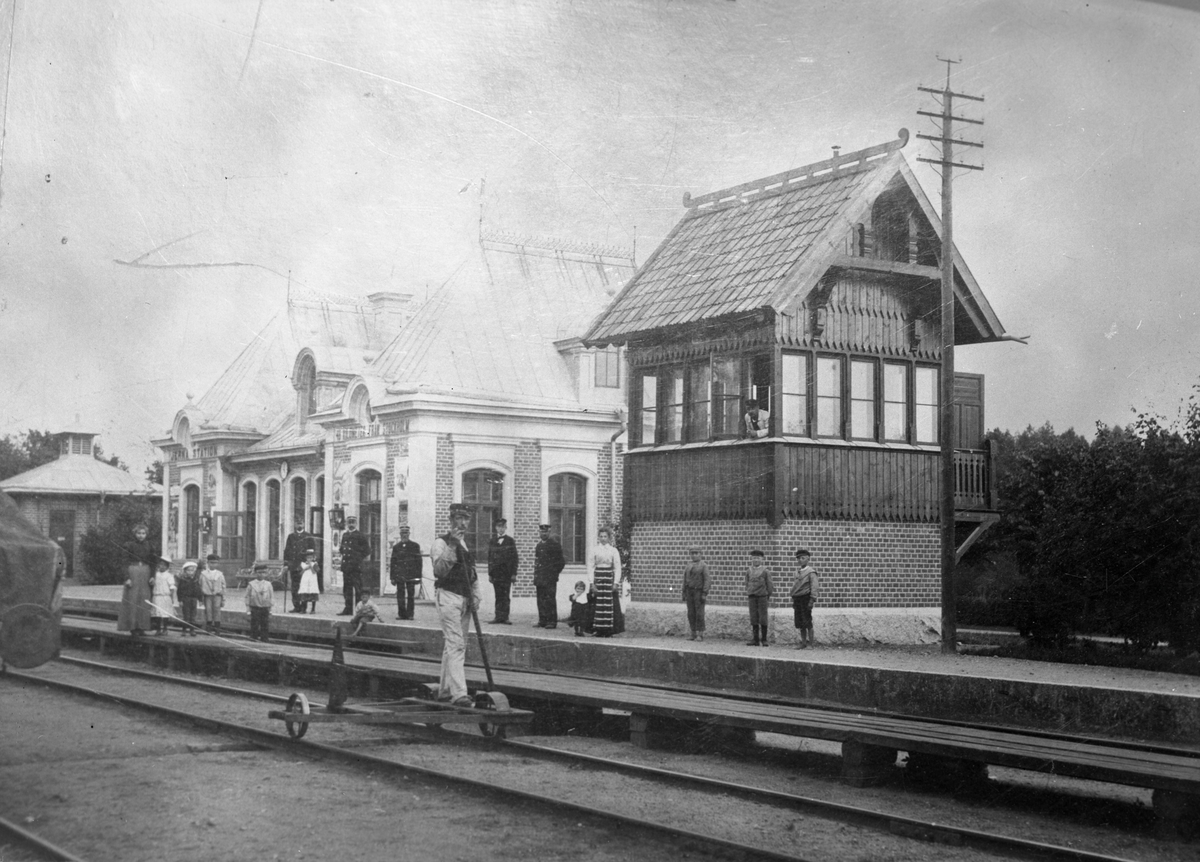 Första stationshuset från 1860. 1914 ombyggt Ett nytt stationshus i sten uppfördes med kungligt väntrum för resande till och från Tullgarn , Ombyggt 1914