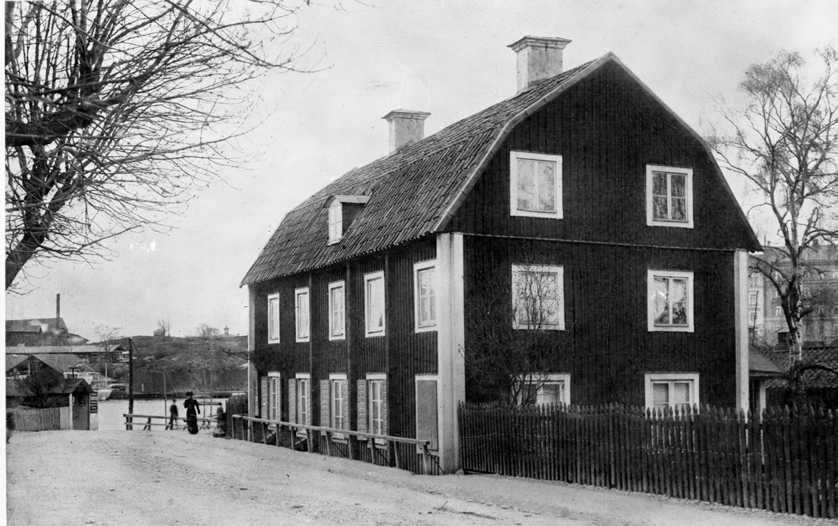 Liljeholmens Kemisk Teknisk fabrik åren 1839-41, (sedermera Liljeholmens Stearinfabrik) i ett hus vid Liljeholmen strax intill gamla Liljeholmsbron.