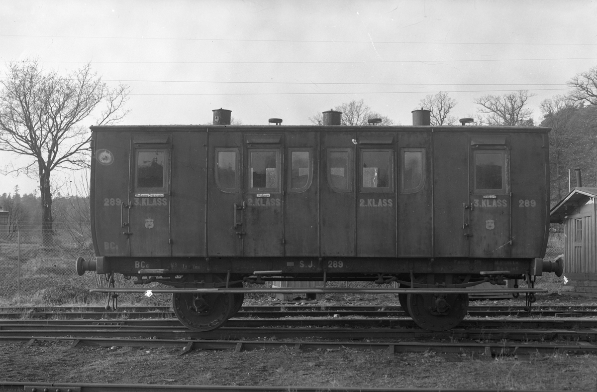 Kombinerad första-och andra klass personvagn SJ AB, nr 289. Grönmålad. 
Färgsättning och märkning ger intryck av patina, vilket dock är skenbart p.g.a. övermålningen på 1950-talet.
Invändigt är vagnen orörd sedan avställningen 1906 och inredning med 1880-talskaraktär. Sofforna i förstaklasskupén (mitten) är klädda med röd plysch, vilket är gjort efter 1874. Innertaket är klätt med mönstrad, lackad duk, möjligen damast, medan väggbeklädnaden i stjärnmönstrad madrassliknande linneväv har oklart ursprung. Motsvarande tyg skall dock ha funnits bl.a. i salongsvagn nr VI, kronprinsessans vagn. Förstaklasskupén har gröna gardiner. Sofforna i andraklasskupéerna är omklädda med ett mörkblått kläde, vilket är gjort efter 1877.  Andraklasskupéerna har träpanel på väggarna och i taket och saknar gardiner. Sofforna i den ena andraklasskupéen saknar tofsar, annars är de i stort sett lika.