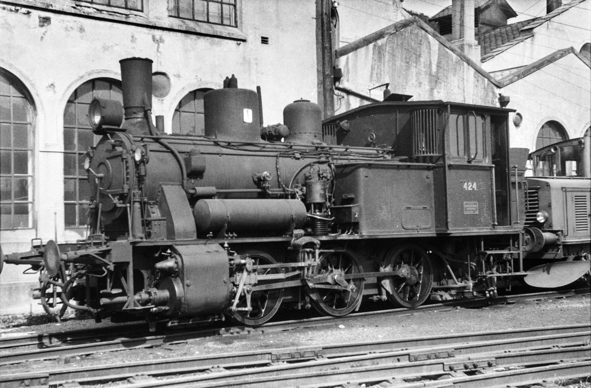 Damplokomotiv type 25d nr. 424 ved lokomotivstallen på Bergen stasjon.